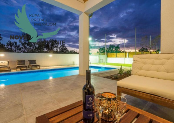 Luxusná novostavba vila s bazénom blízko mora v Chorvátsku v Zatone