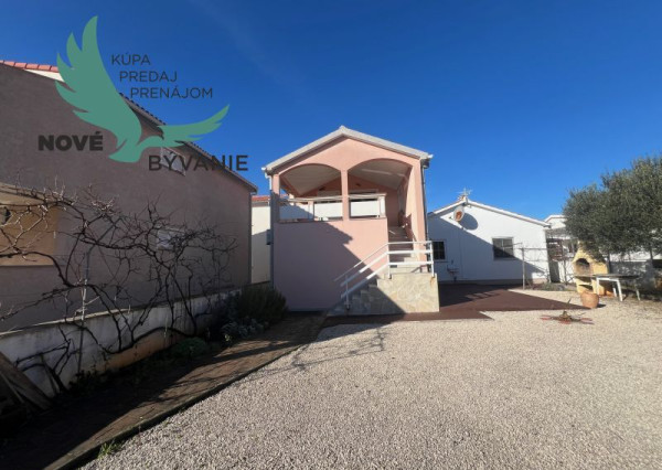 Dom s troma apartmánmi blízko mora v Chorvátsku