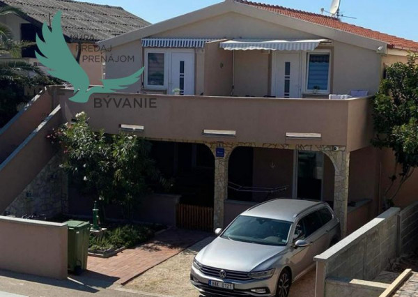 Dom 3x apartmán blízko mora v Chorvátsku, zabehnutý prenájom