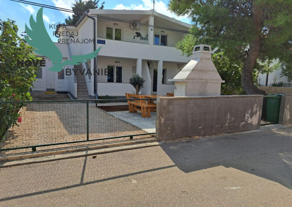 Chorvátsko - Na predaj  dom 3x apartmán len 300m od mora