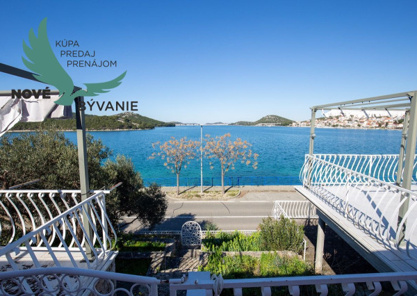 Exkluzívny dom v prvej rade s panoramatickým výhľadom na ostrove Murter v Chorvátsku