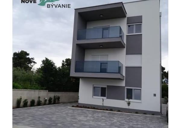 Vir: Moderný Apartmán s Výhľadom na More a Vlastným Parkovaním – Novostavba 2025!