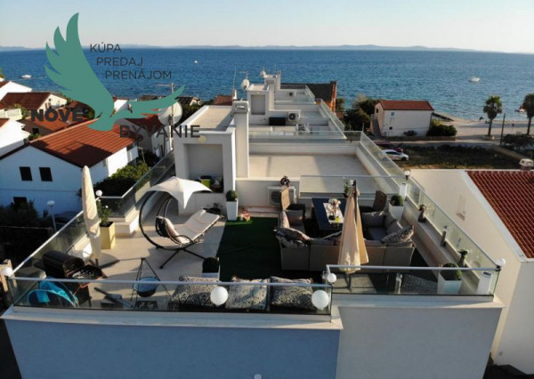 Na predaj apartmán so strešnou terasou len 80m od mora, výhľad na more Vir- Chorvátsko