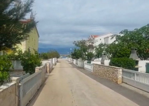 Apartmán s dvorom len 80m od mora na ostrove Vir v Chorvátsku