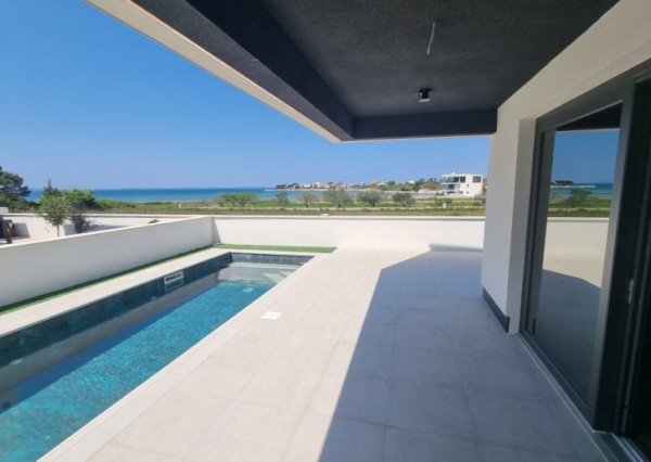 Chorvátsko - Luxusná novostavba vily s bazénom a nerušeným výhľadom na more blízko pieskovej pláže v Privlake