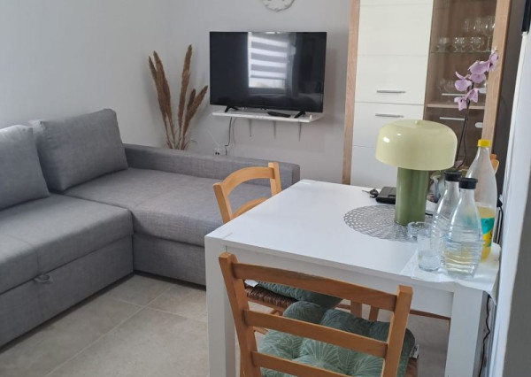 Chorvátsko - Domček v radovej zástavbe s pred záhradkou