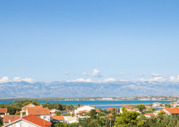 NIN - krásny penthouse s panoramatickým výhľadom na more a Velebit!