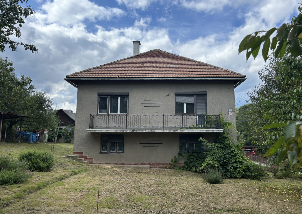 ZNÍŽENÁ CENA - Priestranný rodinný dom s veľkou záhradou - Lopej