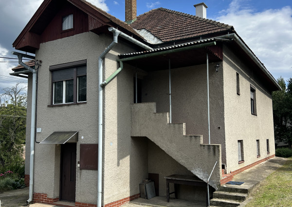 Priestranný rodinný dom s veľkou záhradou - Lopej
