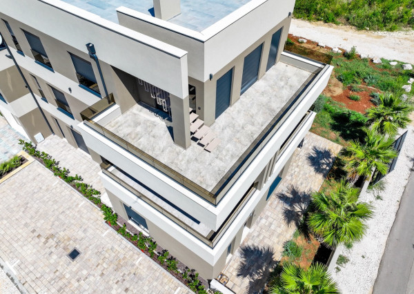 Na predaj novostavba apartmánu len 200m od mora so záhradou v Chorvátsku