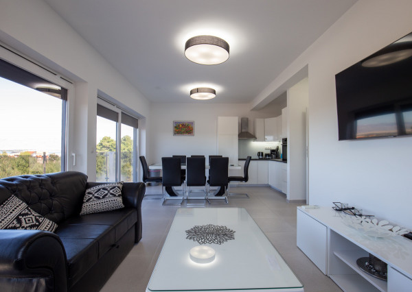 Na predaj: Priestranný 4 izbový apartmán na ostrove Vir v Chorvátsku