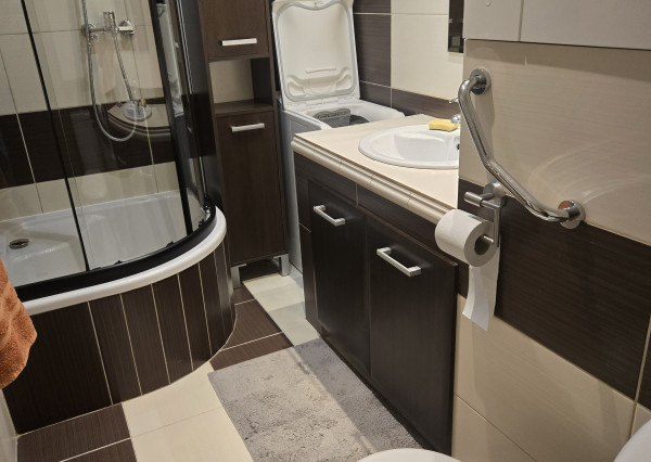 PRENÁJOM - 2 izbový byt na Západe, zariadený a po rekonštrukcii.