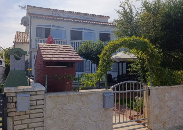 Chorvátsko - Na predaj dom s dvoma apartmánmi len 90 m od mora – Vrsi!