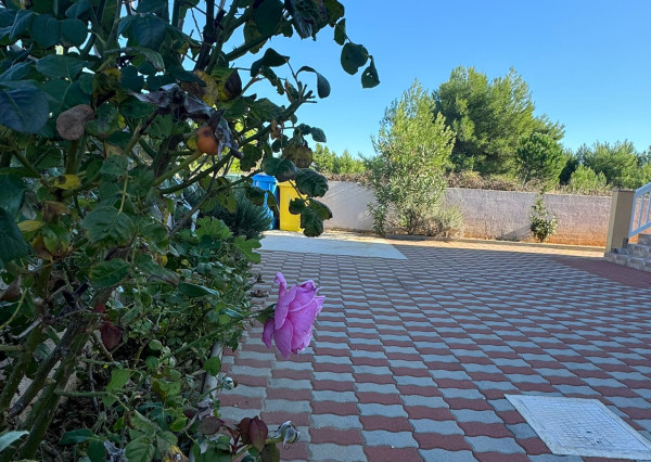 CHORVÁTSKO - EXKLUZÍVNE NA PREDAJ 4-IZBOVÝ APARTMÁN S VÝHĽADOM NA MORE, OSTROV VIR