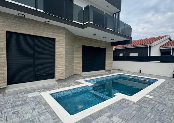 EXKLUZÍVNA NOVOSTAVBA S BAZÉNOM - OSTROV VIR, CHORVÁTSKO