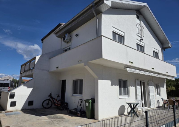 Chorvátsko- Dom s výhľadom na more blízko pláže na ostrove Vir