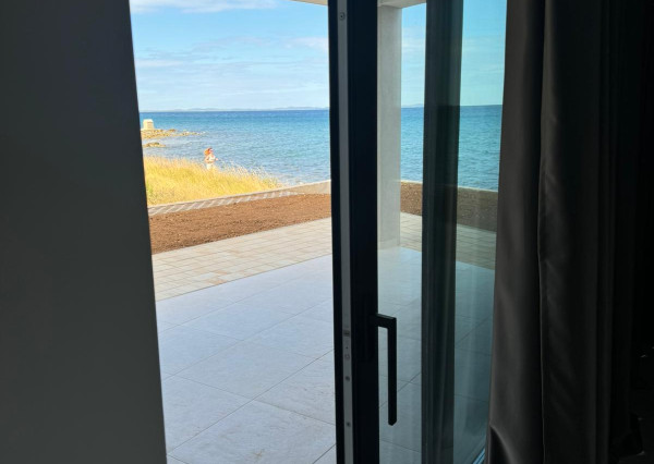 Chorvátsko - Na predaj novostavba apartmánu v prvej rade od mora