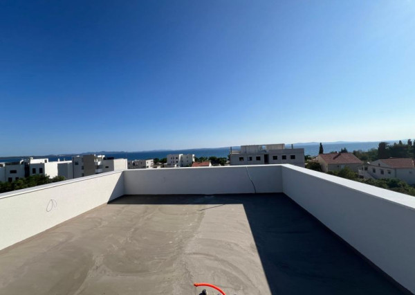 Chorvátsko-Na predaj apartmán so strešnou terasou a bazénom - Privlaka