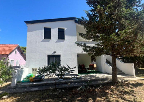 Na predaj dom so záhradou na ostrove Vir - Chorvátsko