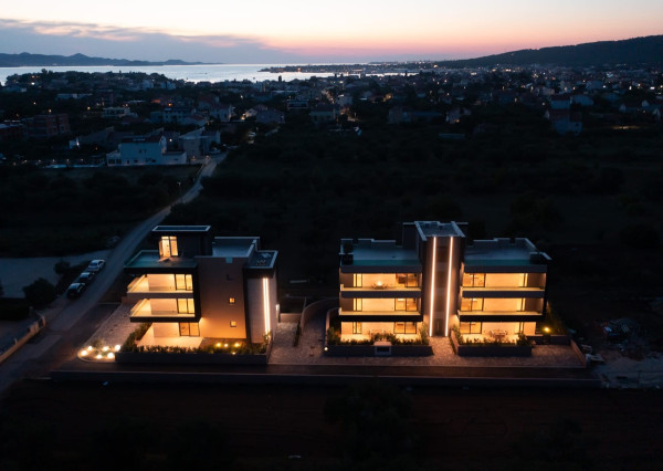 Chorvátsko - SUKOŠAN - Exkluzívna novostavba, čiastočne zariadená, výťah, ihneď k nasťahovaniu!