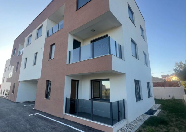 Na predaj: Moderný 3-izbový apartmán s vlastnou záhradou v Zadare – Plovanija! - Chorvátsko