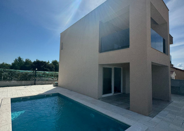 Chorvátsko na predaj: Nádherný dom s bazénom a panoramatickým výhľadom na more – Ostrov Vir!