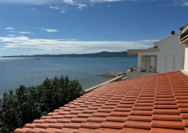 Chorvatsko na predaj: Jedinečný apartmán v Sukošane – Prvý rad pri mori!