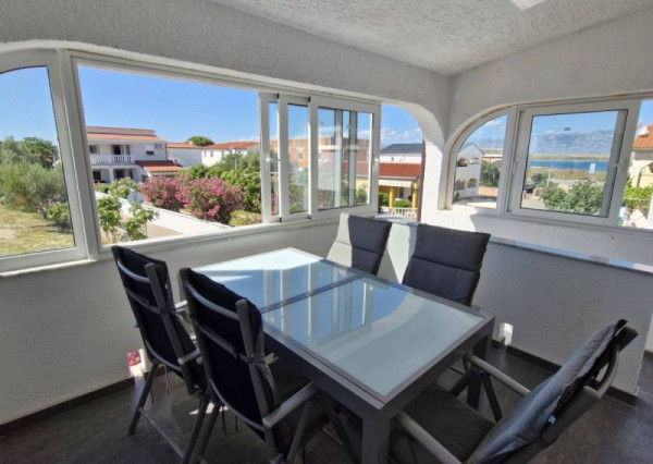 Chorvátsko, ostrov Vir - Na predaj priestranný apartmán s výhľadom na more!