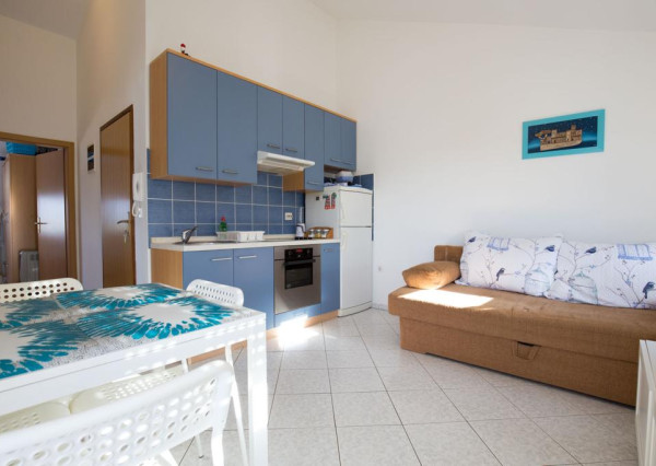 Chorvátsko , Petrčane - Na predaj zariadený apartmán s terasou