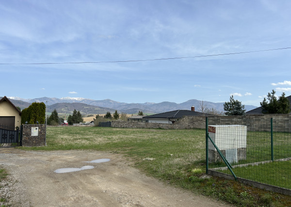 Krásny rovinatý stavebný pozemok v Brezne časť Rovne