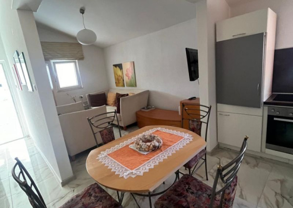 Chorvátsko, ostrov Vir - Na predaj: 3-izbový apartmán s výhľadom na more!