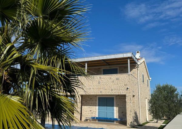 Chorvátsko! Len u Nás v ponuke KAMENNÝ DOM S BAZÉNOM LEN 300M OD MORA – PRIVLAKA