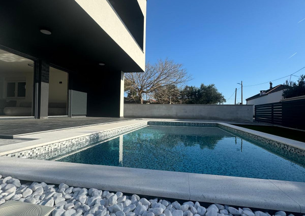 Chorvátsko - Novostavba zariadeného domu s výhľadom na more a bazénom v Privlake