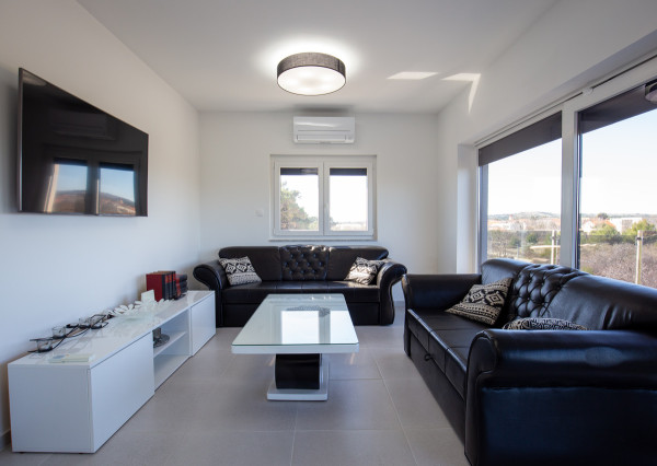 Na predaj: Priestranný 4 izbový apartmán na ostrove Vir v Chorvátsku