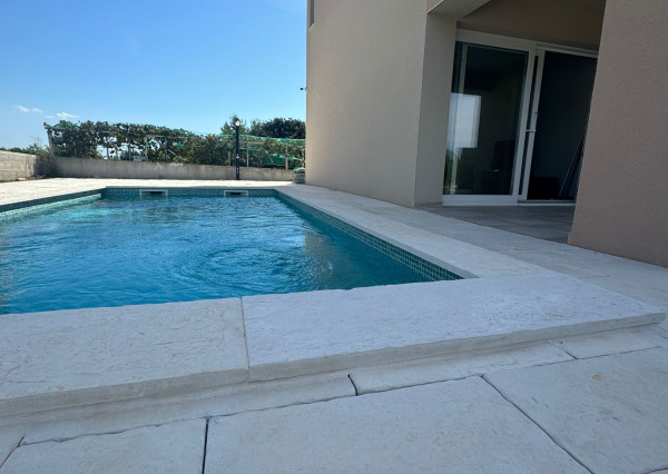 Chorvátsko : Nádherný dom s bazénom a panoramatickým výhľadom na more – Ostrov Vir!