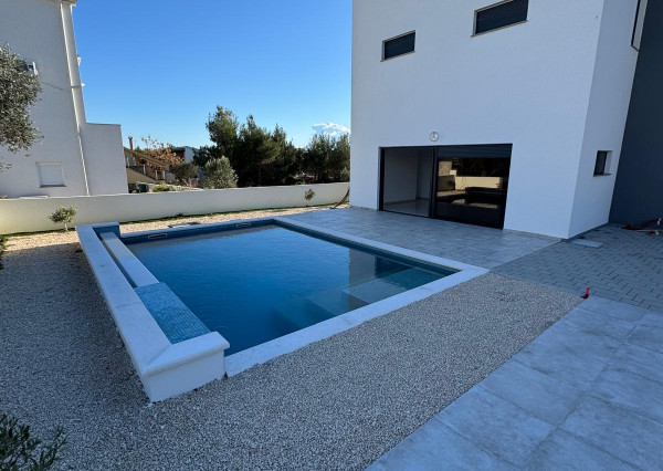 Chorvátsko- Na predaj dom s 2x apartmán s bazéno a strešnou terasou s výhľadom na more len 250m od pláže