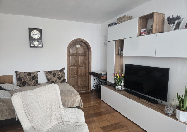 Najlepšia cena - PRIESTRANNÝ 2-IZBOVÝ BYT (64 m²) S BALKÓNOM