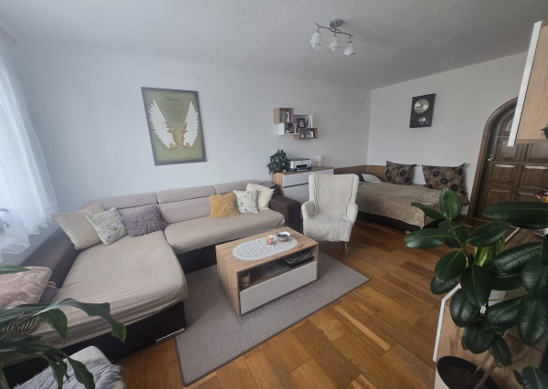 DOMOV, KDE DÝCHA DREVO: PRIESTRANNÝ 2-IZBOVÝ BYT (64 m²) – UL. RÁZUSOVA