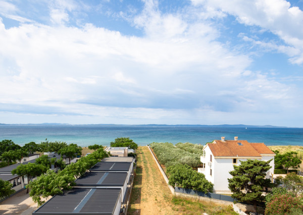 Chorvátsko : Privlaka - Na predaj apartmán s vlastnou záhradou v novostavbe, 150m od mora!