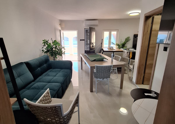 Chorvátsko, ostrov Vir - Na predaj novostavba zariadeného apartmánu so spoločným bazénom