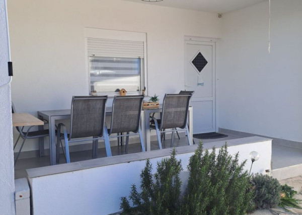 Chorvátsko - Domček v radovej zástavbe s pred záhradkou