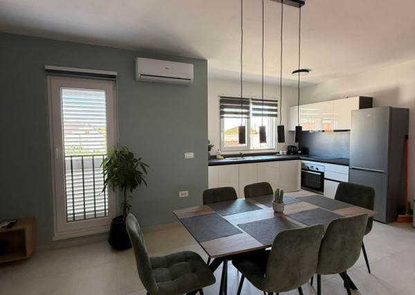 Chorvátsko - Zariadený apartmán s výhľadom na more len 250m od mora