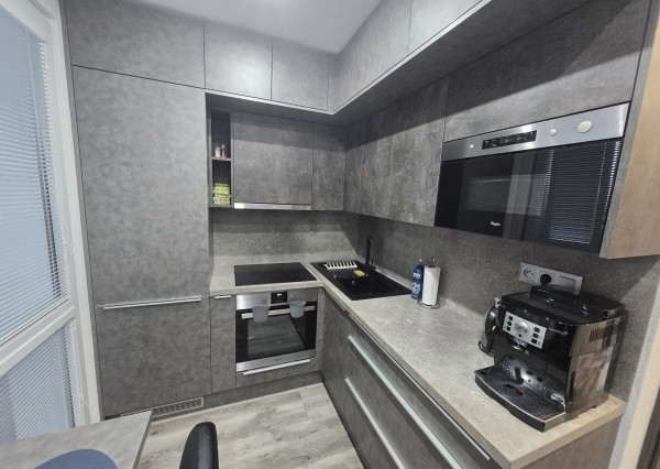 Rezervované - MODERNÝ A SLNEČNÝ: Kompletne zrekonštruovaný 1-izbový byt s loggiou v Brezne