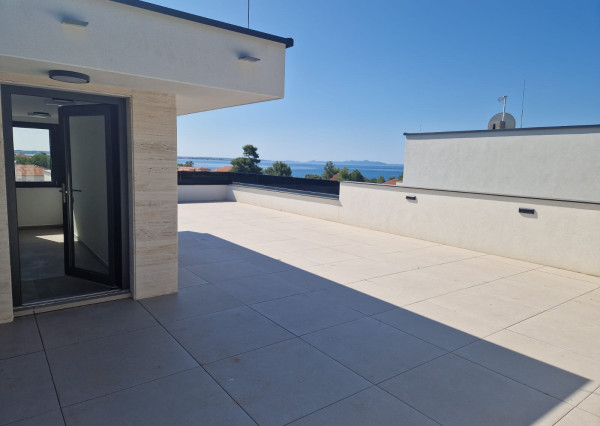 Chorvátsko - Novostavba apartmán s výhľadom na more len 150m od mora už len jeden v ponuke