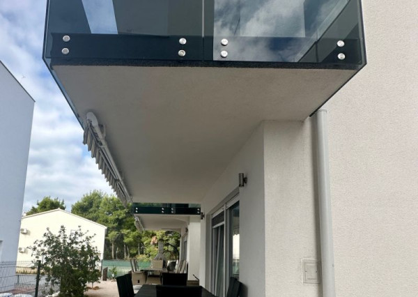 CHORVÁTSKO : VIR – PRÍZEMNÝ APARTMÁN S TERASOU, IBA 70 M OD MORA!