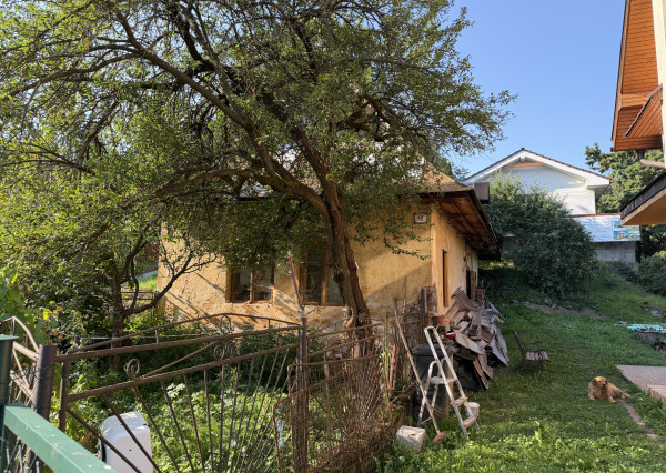 Pozemok so starším domom v Dolnej Lehote na predaj