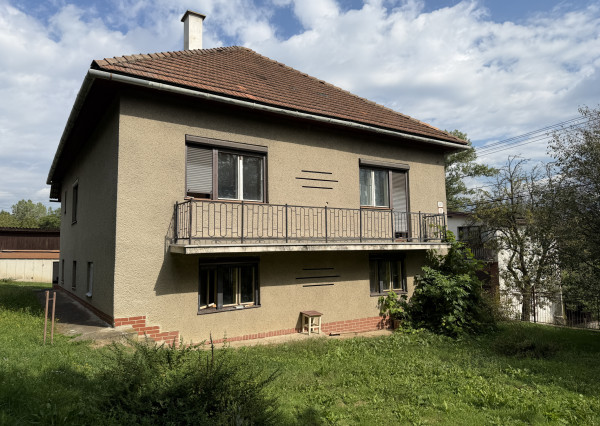 Priestranný rodinný dom s veľkou záhradou - Lopej