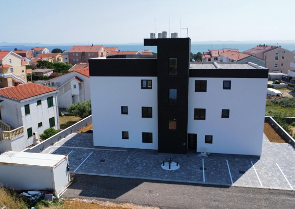 Chorvátsko -Novostavba apartmán 3x spálňa so strešnou terasou a výhľadom na more v Privlake
