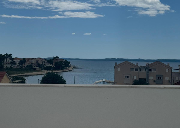 Apartmán so strešnou terasou len 100m od pieskovej pláže