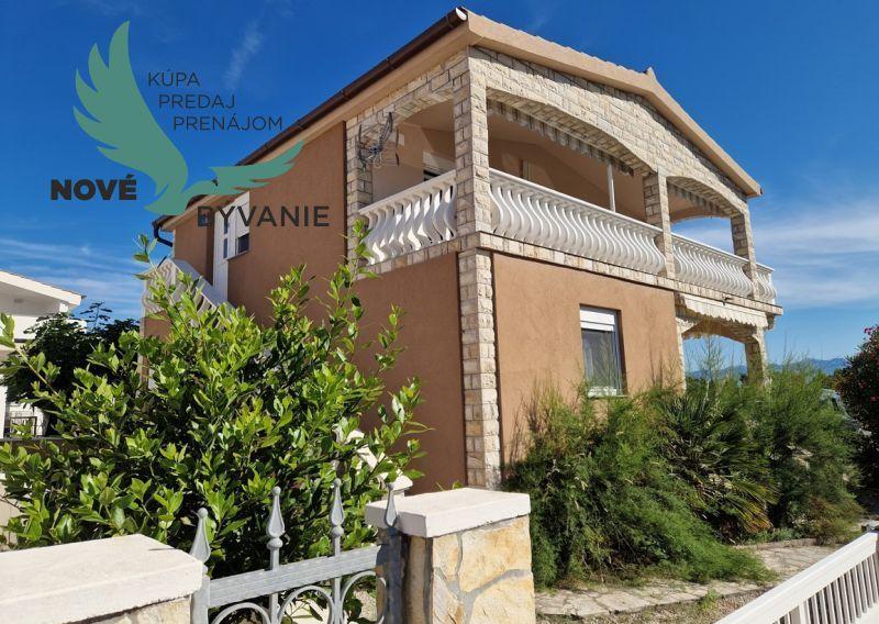 Dom 3x apartmán s výhľadom na more na ostrove Vir v Chorvátsku